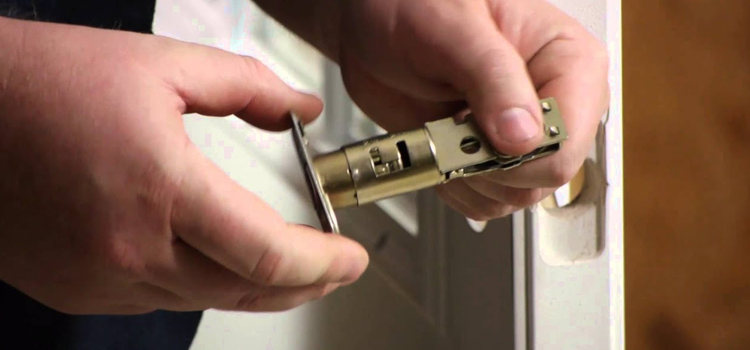Front door lock repair in Dowmtowm Vaughan